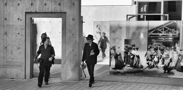 Gilles Porte, Tim Burton et les ouvriers sortant de l'usine Lumière en 1895 - Photo Jean-Marie Dreujou