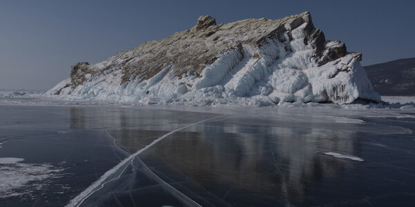 Horizontality - Day off. Some play table tennis, some are still asleep, some are going for a walk, and many are getting a massage. Frédéric Sauvagnac freezes once again the lake Baïkal under the ice. In a few weeks, it will be too late… <i>(Photo Frédéric Sauvagnac, production manager, Sunday 1 March)</i>