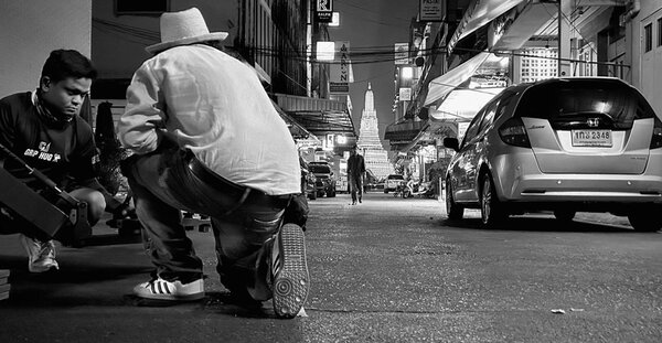 Vendredi 24 janvier | Photo Michel Teissier (iPhone) - Merci Michel de m'avoir accompagné à l'aube juste pour le plaisir de voir Romain déambuler dans les rues de Bangkok alors que je n'avais besoin d'absolument aucun projecteur.