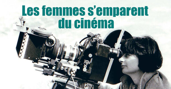 Agnès Varda, à l'œilleton d'un Caméflex, sur le tournage des "Créatures", en 1955 - Photo Marilou Parolini / Ciné-Tamaris
