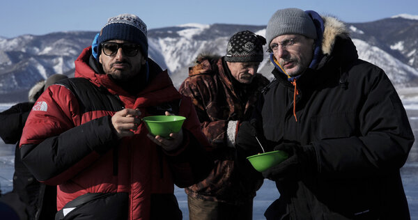 Meilleure soupe… - Christophe Rossignon, producteur, partage une soupe avec nous – Safy, Nicolas, au centre – et l'équipe sur le lac Baïkal, après les petits fours du Fouquet's, il y a deux jours, lorsque Nord-Ouest a reçu trois César pour le film <i>Les Combattants</i> : Meilleur premier film, Meilleur espoir, Meilleure actrice… Grosse pensée pour Philip Boeffard, producteur chez Nord-Ouest, qui ne pourra être avec nous et sans qui <i>Dans les forêts de Sibérie</i> n'aurait pu voir le jour sur grand écran… <i>(Gilles Porte, dimanche 22 février)</i>