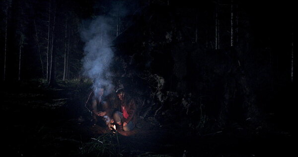 Scène de nuit avec feu - Photo : Pierre Kerrand
