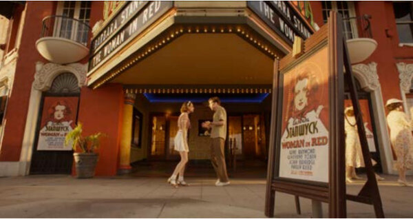 Kristen Stewart et Jesse Eisenberg devant le Vista Theatre, à Los Angeles