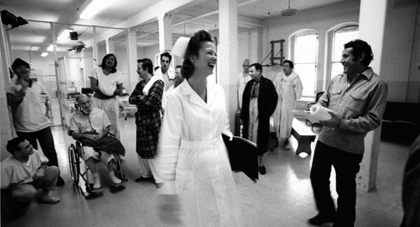 Louise Fletcher et Miloš Forman - Sur le tournage de <i>Vol au-dessus d'un nid de coucou</i>