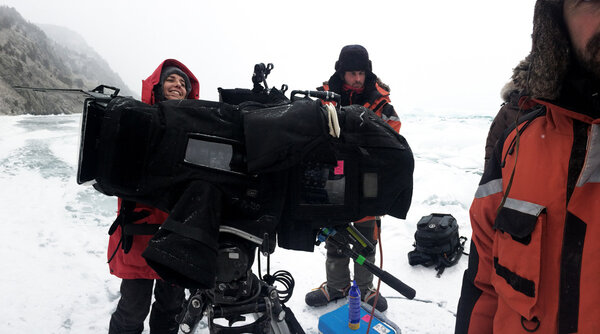 Grey sky on the Baïkal! - We should have been shooting on the ice, but the climatic conditions push this sequence shoot again. Safy wants a blue sky! He will be delighted to have the grey sky he needs for other sequences, where this weather is necessary, due to the drama of the script, though. Here, Marie-Sophie (AC), Benjamin (key grip), and Cyril Girard (gaffer). Reminder: Dust-off bottles don't work anymore, below -4°F! <i>(Gilles Porte, Friday 20 February)</i>