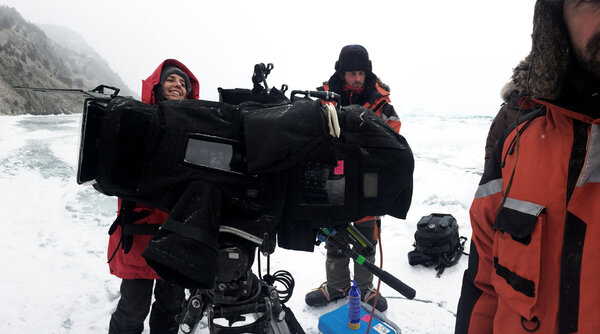 Ciel gris sur le Baïkal ! - Nous devions tourner sur la glace mais les conditions climatiques repoussent encore le tournage de cette séquence… Safy souhaite absolument un ciel bleu ! Il sera cependant ravi de trouver un temps gris pour d'autres séquences où ce temps est nécessaire par rapport à la dramaturgie de son scénario. Ici, Marie-Sophie, assistante caméra, Benjamin, chef machiniste, et Cyril Girard, chef électricien… Remarque : le dust-off ne fonctionne plus au-dessous de – 20° ! <i>(Gilles Porte, vendredi 20 février)</i>