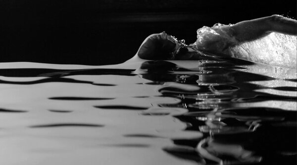 « L'enjeu principal se situait dans les rapports de contraste et les brillances sur l'eau, pour arriver à retrouver du relief et de la texture alors que tout était en noir et blanc. » (P. Lozano, AFC) - <i>Swimming</i>, de Paul Mignot
