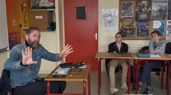 Jean-François Hensgens, AFC, et les élèves de l'atelier cinéma du collège Champagnat, à Saint-Symphorien-sur-Coise - Photo Isabelle Dumas