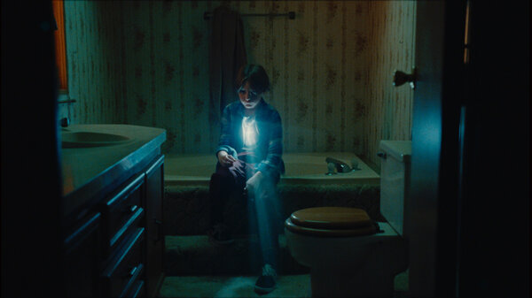 Flynn dans la salle de bain - Image après postproduction - Photogramme