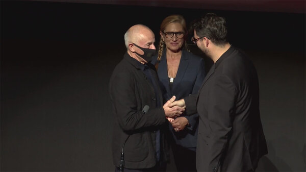 Philippe Rousselot remet le Prix à Piotr Sobociński Jr. sous le regard d'Amy Vincent, ASC, présidente du jury - Capture d'écran