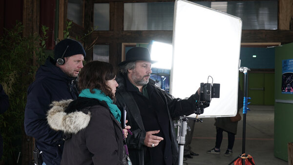 Bruno Podalydès avec le premier assistant réalisateur, Quentin Janssen, et la scripte, Juliette Baumard