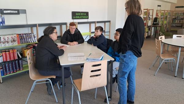 Nathalie Durand, AFC, avec des élèves de l'atelier cinéma du collège Alain, à Saint-Fons - Photo Eric Loscos
