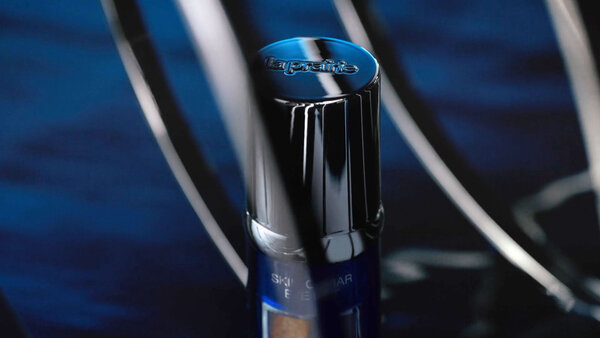 Nuance de bleu pour La Prairie Skin Caviar Eye Lift