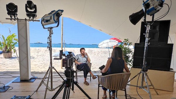 Le DoP Giuseppe Truppi lors de son interview vidéo sur la plage de la Quinzaine, tournée avec des caméras Arri, éclairée par Orbiter et SkyPanel.