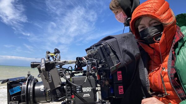 La directrice de la photo Hélène Louvart, AFC, tourne "Un petit frère", en Alexa Mini. - Crédit photo : Hélène Degrandcourt.