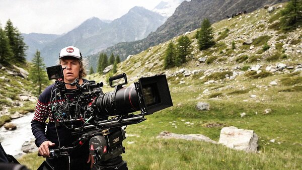 Ruben Impens, directeur de la photographie, sur le tournage de "Le otto montagne", lauréat du Prix du Jury en compétition officielle. - Crédit photo : Alberto Novelli.