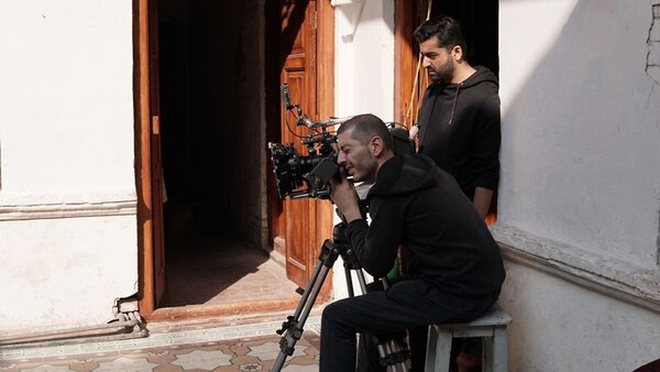 Le directeur de la photographie Joe Saade (à gauche) sur le tournage de "Joyland", lauréat du prix du jury dans la section Un certain regard. - Crédit photo : Shahzaib Arshad.