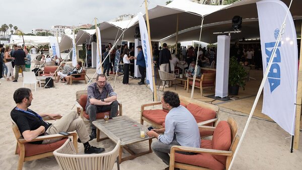 Les directeurs de la photographie, les réalisateurs et les professionnels du secteur ont profité de l'invitation d'Arri sur la Plage de la Quinzaine.