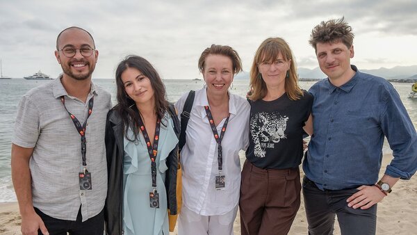 Photo-call à l'"Arri Happy Hour" (de gauche à droite) : Nicolas Wong (DoP et producteur), Melissa Nocetti (DoP), Mandy Rahn (Arri), Virginie Surdej (DoP) et Jakub Kijowski (DoP).