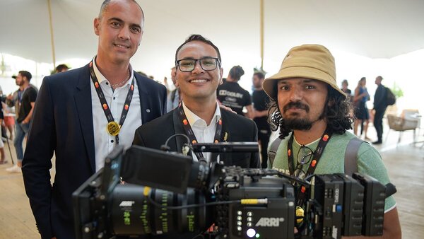 Discussion autour de la caméra (de gauche à droite) : Johan Meunier (Arri), Abinash Bikram Shah (réalisateur), et Ujjal Bastakoti (DoP).