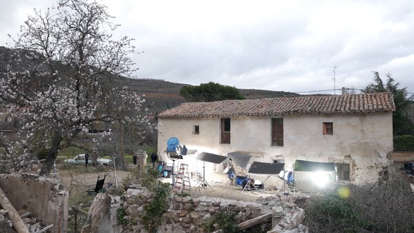 Maison avec éclairage HMI M40 à l'extérieur et réflecteurs pour une meilleure luminosité