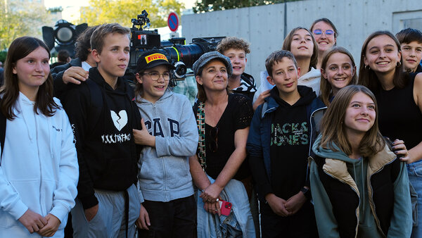 Les élèves 4<sup class="typo_exposants">e</sup>/3<sup class="typo_exposants">e</sup> du Collège Champagnat, Saint-Symphorien-sur-Coise - De g. à d. : Léanïs, Flavien, Gilles Porte, caché, Robin, Isabelle Dumas, professeure de lettres et cinéma, Loïc, Dorian, Lounis, Justine, Olivia, Arthur, Charlie, en avant-plan, Yaëlle Aubry, professeure de lettres, en arrière-plan – Photo Anastasia Humann