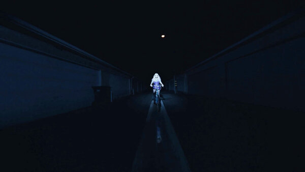 Jules à bicyclette de nuit