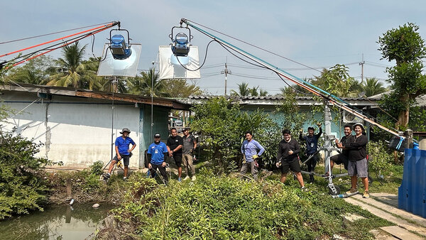 Jeudi 23 janvier | Photo Michel Teissier, chef électricien (iPhone) - « Ils sont dingues les thaïs avec leurs 9 kW accrochés sur les booms. Quand je vais raconter ça aux potes, ils vont halluciner ! » Michel Teissier