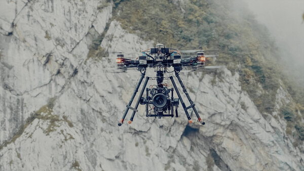 Le drone Freefly Alta 8 avec une Alexa Mini et une optique Zeiss Master Prime