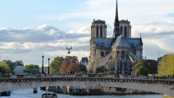 Cablecam au-dessus de la Seine devant Notre-Dame sur le tournage de "Red 2" - Photo ACS
