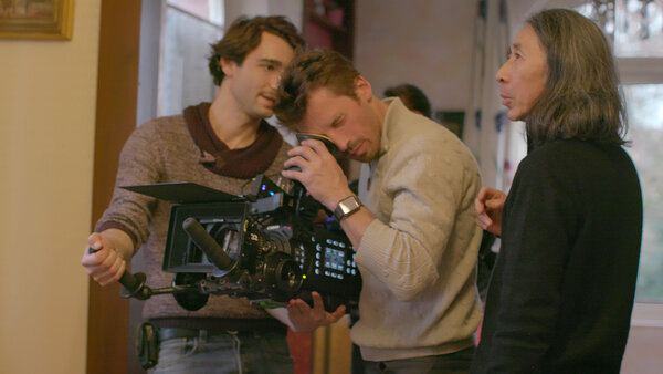 Sur le tournage d'"Inséparable" - De g. à d. : Romain Malavoy, assistant opérateur, Steve Duchesne, à l'œilleton de la caméra, et Tetsuo Nagata