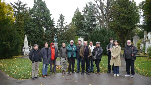 Imago's Master Class Committee in front of the cenotaph of Wolfgang Amadeus Mozart in the Vienna cemetery - Jan Weincke, Volker Glaser, John Toon, Tina Soerensen, Richard Andry, Herman Verschuur, Peter Weir, Tony Costa, Dick Marks, Russel Boyd - DR