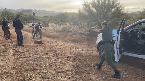 Vicky Krieps, à droite, et l'équipe pendant le tournage de la séquence avec l'hélicoptère