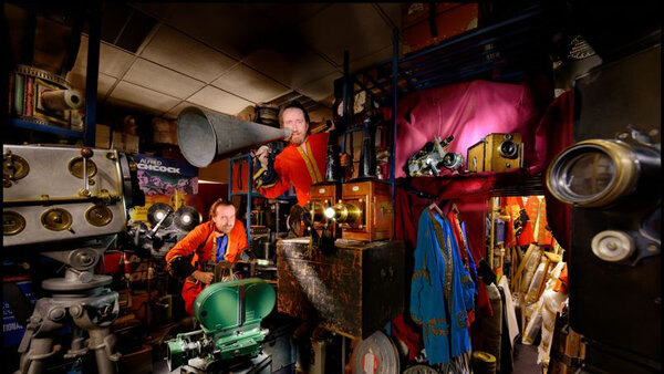 François et Hervé Loubeau dans leur caverne d'Ali Baba cinématographique - Photo Eric Martin / <i>Le Figaro Magazine</i> - Sur l'étagère à droite, une caméra Cinex, exposée au Micro Salon en 2004