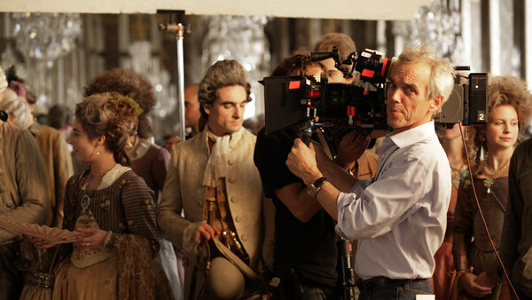 Romain Winding, caméra à l'épaule, sur le tournage des "Adieux à la reine" de Benoît Jacquot - Photo Carole Bethuel