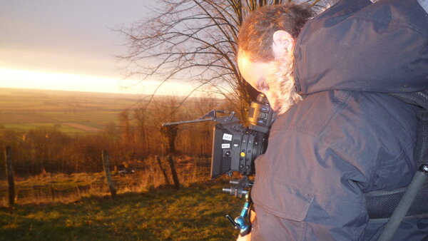 Nicolas Gaurin à l'œilleton de la caméra - Tournage de <i>Confession d'un enfant du Siècle</i>