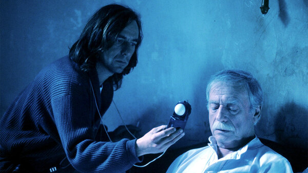 Bruno Nutten mesurant la lumière sur Yves Montand lors du tournage de "Manon des sources", en 1986