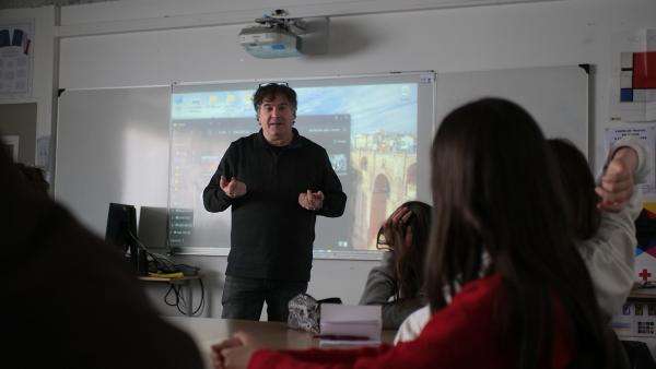 Michel Benjamin, AFC, et une classe de l'atelier cinéma du collège Dargent, à Lyon - Photo Romain Gallinaro