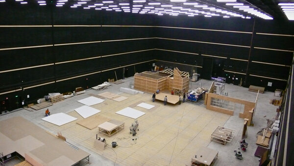 Building a set in Studio 5 (2,000 square meters) - Photo JNF/EG/VJ