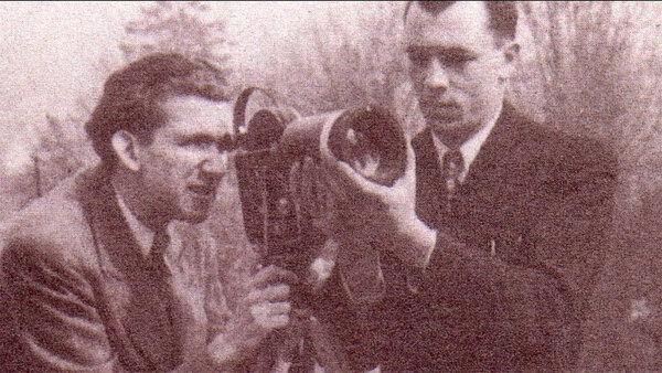 Richard Cornu et Roger Cuvillier testent un prototype du Pan Cinor sur une caméra Bolex H-16