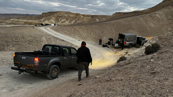 Véhicule technique pour atteindre certains décors après 1h30 à travers le désert - Photo Damien Dufresne