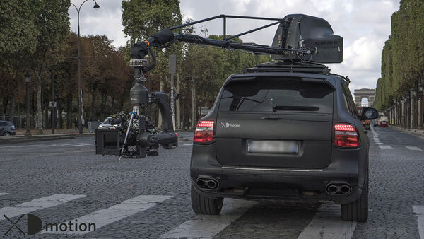 Le Mini Russian Arm en bas des Champs-Elysées