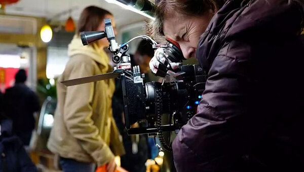 Hélène Louvart sur le tournage de "Never Rarely Sometimes Always" - Photo Angal Field - Kodak / Focus Features