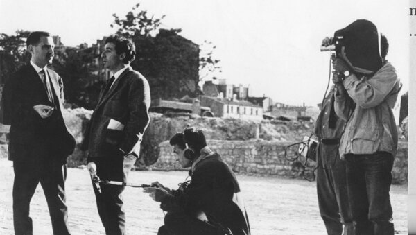 Tournage du “Joli mai” avec Antoine Bonfanti (ingénieur du son) et Pierre Lhomme, à droite, prototype caméra KMT et zoom Pan Cinor avec viseur côté droit - Archives personnelles Pierre Lhomme