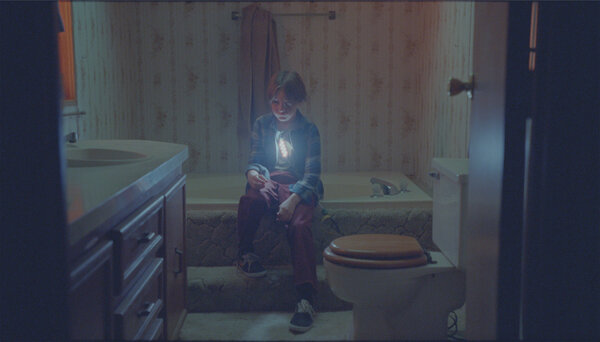 Flynn dans la salle de bain - Image brute avant postproduction - Photogramme