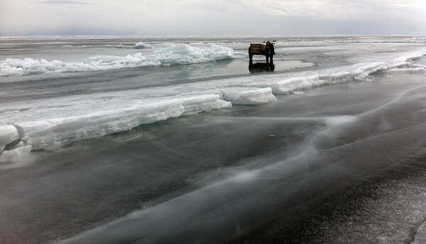 Ce n'est qu'un au revoir... - Alors que la glace du lac Baïkal commence à noircir et n'est plus du tout la même que celle que nous avons trouvée à notre arrivée, nous abandonnons le side de Teddy au bord d'une faille et laissons le printemps s'installer un peu plus en Sibérie pour mieux y revenir car c'est fois, c'est certain : NOUS RENTRONS UNE SEMAINE À PARIS ! <i>(Photo Louna Morard, 1e assistante réalisatrice, mardi 31 mars)</i>
