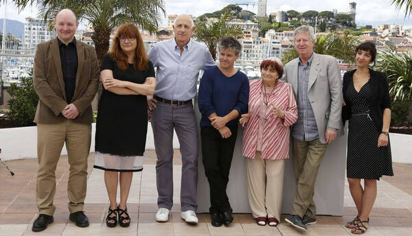 Les sept jurés de la Caméra d'or 2013 - De g. à d., Gwénolé Bruneau, Isabel Coixet, Michel Abramowicz, Eric Guirado, Agnès Varda, Régis Wargnier et Chloé Rolland - Photo Valéry Hache / AFP