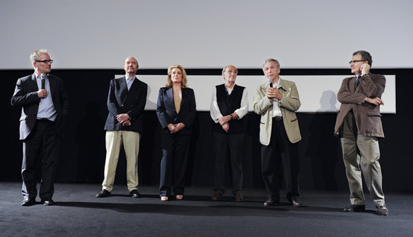 Devant l'écran de projection - Thierry Frémaux, à gauche, en compagnie de Jean-Paul Rappeneau, Catherine Deneuve, Pierre Lhomme, Costa Gavras et Serge Toubiana (Capture d'écran)