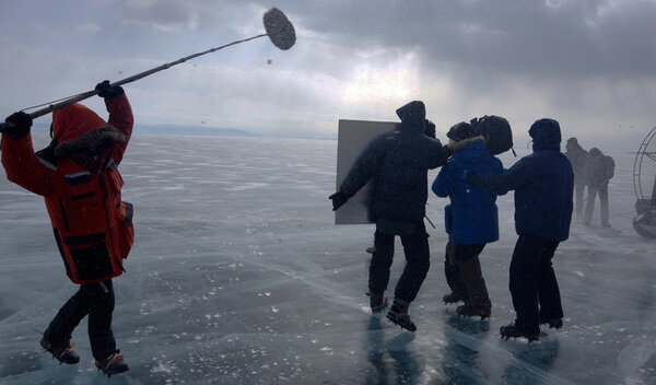 Avis de tempête - Derrière Franck, Ataka, Sylvain et moi, Teddy (Raphaël Personnaz), qu'un réflecteur ne protège pas du tout de notre Aérolotka… <i>(Photo Cyril Girard, chef électricien, jeudi 19 mars)</i>