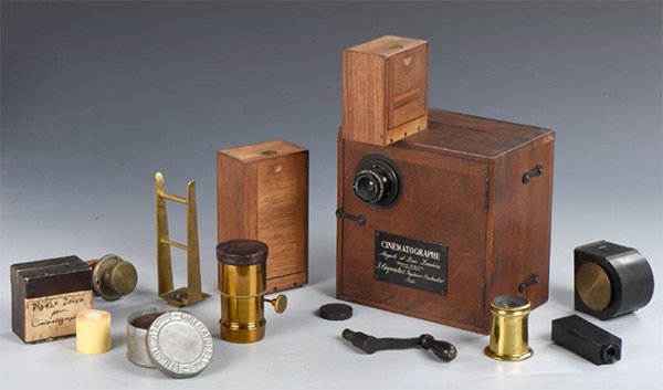 Vente aux enchères d'un Cinématographe Lumière et autres appareils photo, cinéma et pré-cinéma